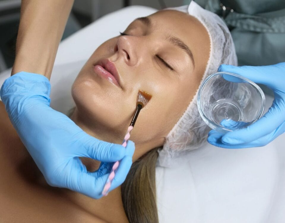 Discover what is a chemical peel and how it transforms your skin. Learn about types, benefits, recovery, and costs. Expert guide from Pōk Aesthetic Bar.